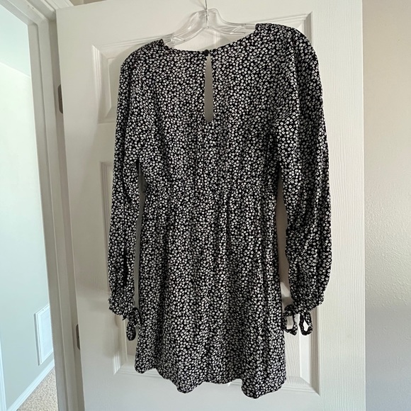 Floral black and white long-sleeved dress - Picture 5 of 5